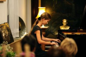 Marta Czech podczas koncertu kończącego kurs w Klubie Muz. i Literatury 30.08.2010.